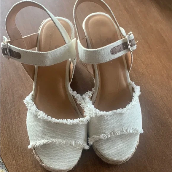 Tommy Bahama Cream Espadrille Sandals Size 7.5. Worn twice - Picture 1 of 6